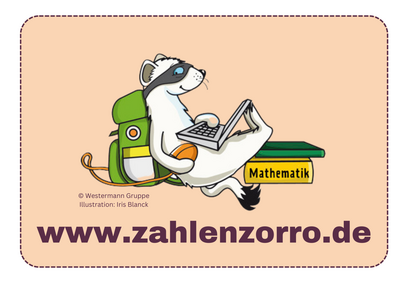 Ein weißer Waschbär mit schwarzer Augenmaske sitzt entspannt mit einem Laptop auf einem grünen Rucksack neben einem gelben Schild mit der Aufschrift 'Mathematik'
