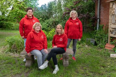 Gruppenfoto von Iris Böge (Diplom Sozialpädagogin), Sonja Kaiser (staatlich anerkannte Erzieherin), Katrin Scherer (Schulassistenz) und Petra Nowak (Schulassistenz)