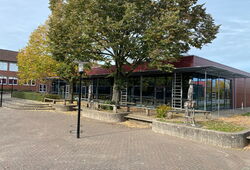 Blick auf die Mensa der TES vom Schulhof aus