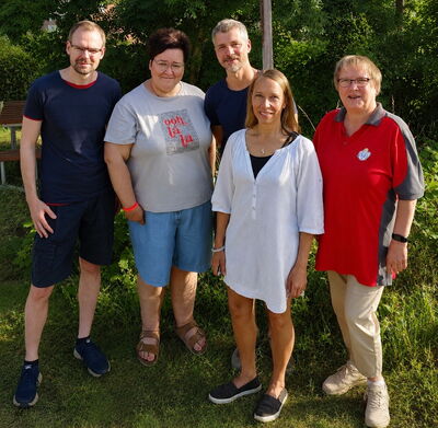 Gruppenfoto von Iris Böge (Diplom Sozialpädagogin), Sonja Kaiser (staatlich anerkannte Erzieherin), Petra Nowak (Schulassistenz), Christoph Klünder (Schulassistenz) und Maik Richter (Schulassistenz)