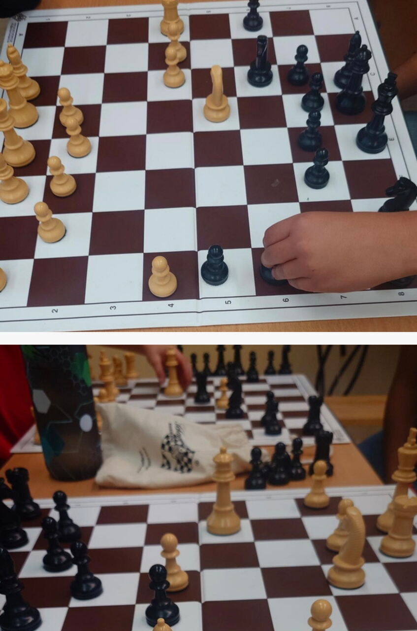 Zwei Fotos zeigen Schachbretter mit schwarzen und hellen Figuren. Auf einem Brett bewegt eine Kinderhand eine Figur. Auf dem anderen stehen mehrere Figuren mitten im Spiel. Die Kinder beschäftigen sich mit ihren Schachpartien.