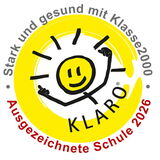 Buntes rundes Siegel mit gelbem Smiley, der Arme hebt, umgeben von Text 'Stark und gesund mit Klasse2000' und 'Ausgezeichnete Schule 2026'