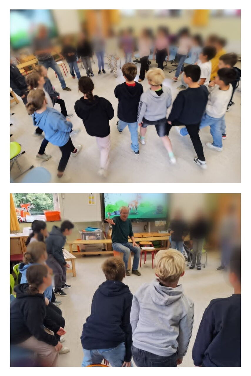 Kinder stehen im Kreis in einem Klassenraum