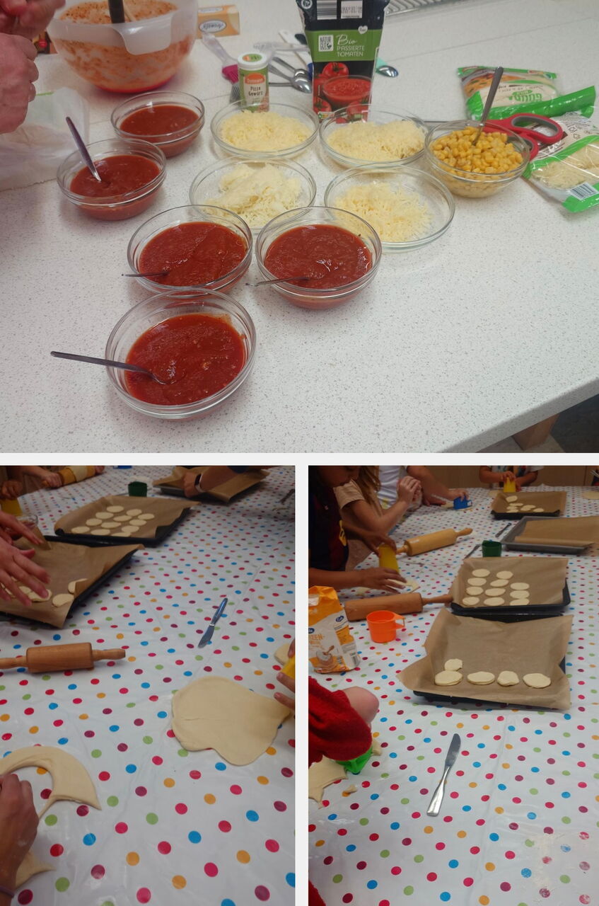 Collage aus drei Fotos: Auf einem Tisch stehen Schüsseln mit Tomatensoße, geriebenem Käse und Mais für Minipizzen. Auf den unteren Bildern rollen Kinder Teig aus, stechen kleine Kreise aus und legen sie auf Backbleche.