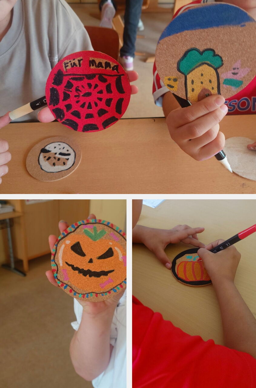 Collage aus drei Fotos: Kinder gestalten runde Korkuntersetzer mit bunten Motiven, darunter ein Kürbisgesicht und ein Untersetzer mit der Aufschrift „Für Mama“.