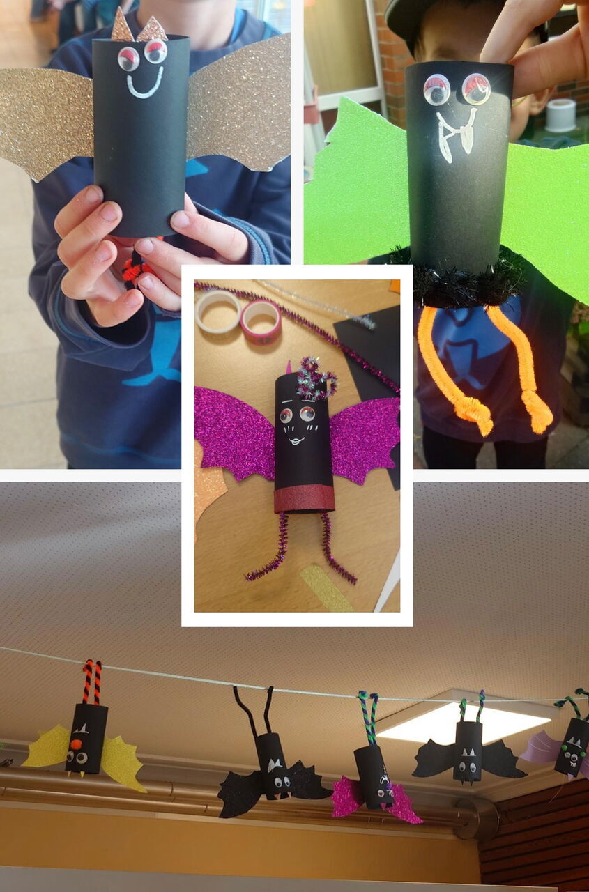 Collage aus vier Fotos: Kinder präsentieren selbst gebastelte Fledermäuse aus schwarzen Papprollen. Die Figuren haben bunte Glitzerflügel, Wackelaugen und teilweise Pfeifenputzer als Beine. Auf einem Foto hängen mehrere fertige Fledermäuse an einer Schnur