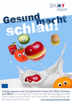 Verschiedene animierte Obst- und Gemüsesorten mit Gesichtern schweben über einer Milchfontäne vor blauem Hintergrund, darüber der Schriftzug 'Gesund macht schlau!' und das Logo der Landesregierung SH sowie ein Hinweis auf das EU-Schulprogramm