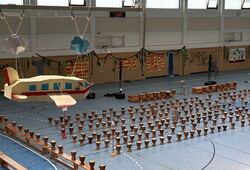 Zahlreiche Trommeln in der Turnhalle der Schule