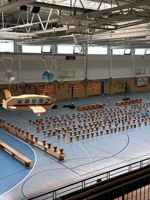 Zahlreiche Trommeln in der Turnhalle der Schule